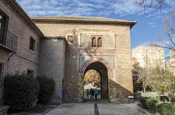 Granada 093 - La Alhambra - Puerta del Vino.jpg